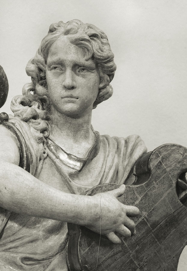 Fragment rzeźby grającego anioła na starej fotografii