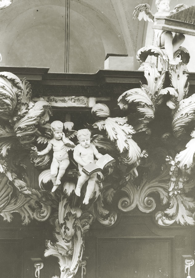 Rzeźbione putta i ozdoby stalli na starej fotografii