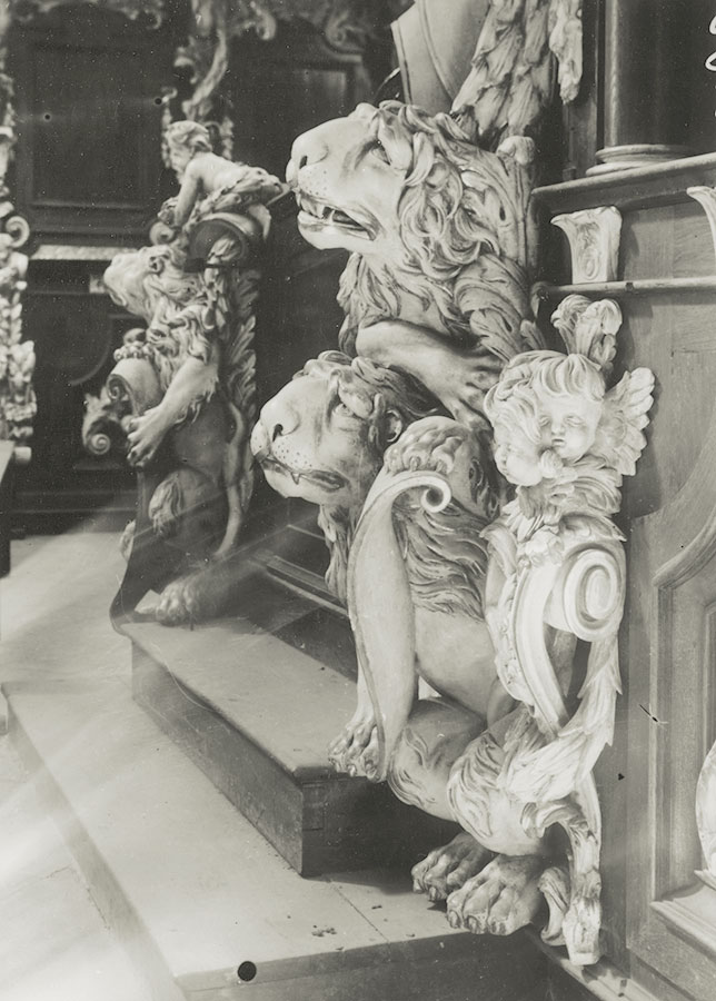 Rzeźbione lwy i putta na starej fotografii