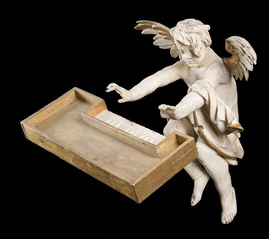 Rzeźba grającego putta