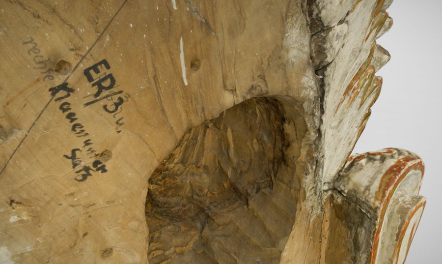 Tył rzeźbionego elementu stalli z napisami