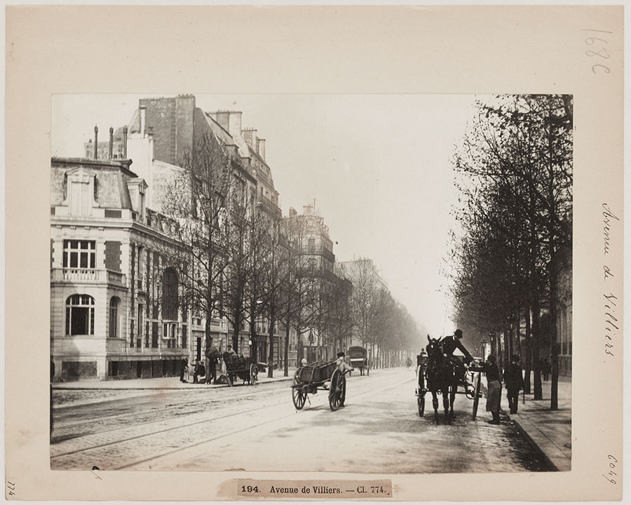 Archiwalna fotografia z przedstawieniem ulicy w Paryżu