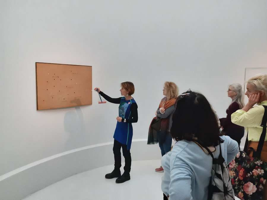 „Wschód słońca na Zachodzie” – fotorelacja z oprowadzania dla Stowarzyszenia Przyjaciół Muzeum