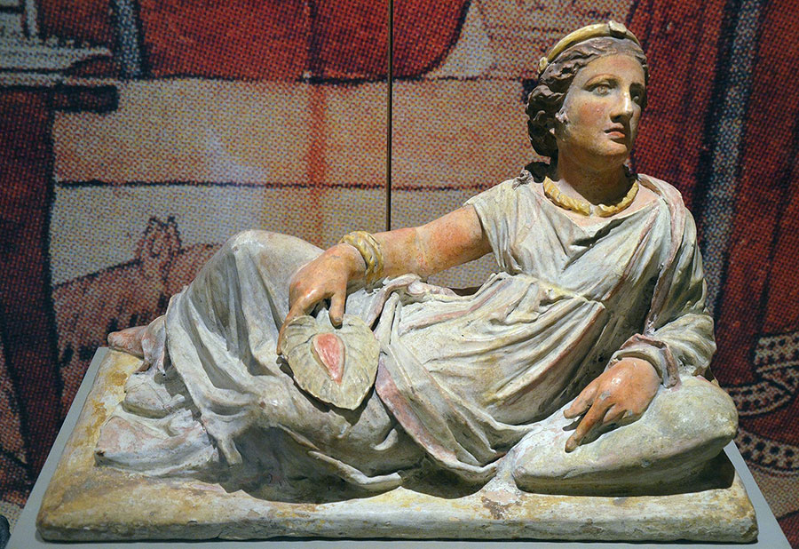 Terakotowa rzeźba w kształcie etruskiej kobiety