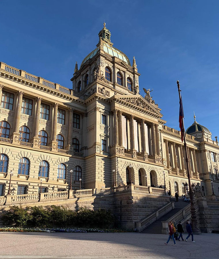 Korona Skarbu Średzkiego na wystawie w czeskiej Pradze – gmach Muzeum Narodowego w Pradze