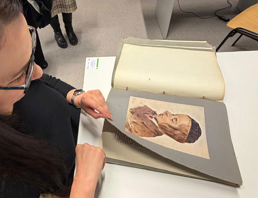 Fotorelacja z wykładu „Manggha” Jasieński – niezwykły kolekcjoner sztuki polskiej i japońskiej (oglądanie zabytkowego albumu malarstwa polskiego)