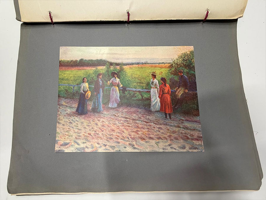 Fotorelacja z wykładu „Manggha” Jasieński – niezwykły kolekcjoner sztuki polskiej i japońskiej (oglądanie zabytkowego albumu malarstwa polskiego)