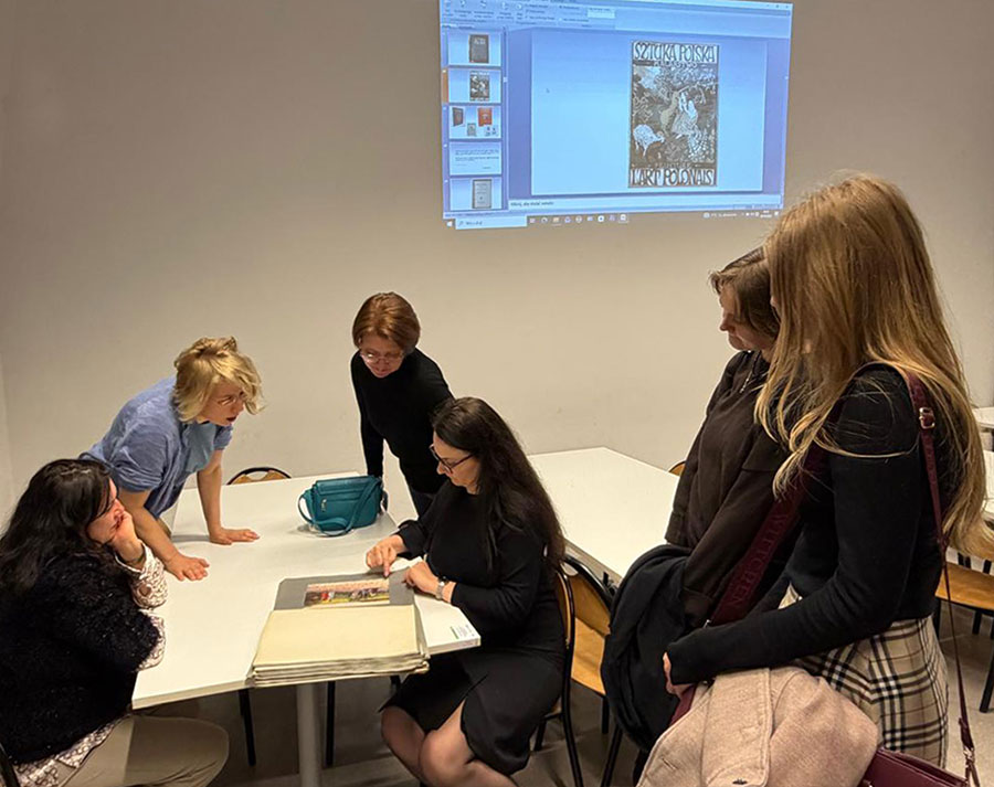 Fotorelacja z wykładu „Manggha” Jasieński – niezwykły kolekcjoner sztuki polskiej i japońskiej (oglądanie zabytkowego albumu malarstwa polskiego)