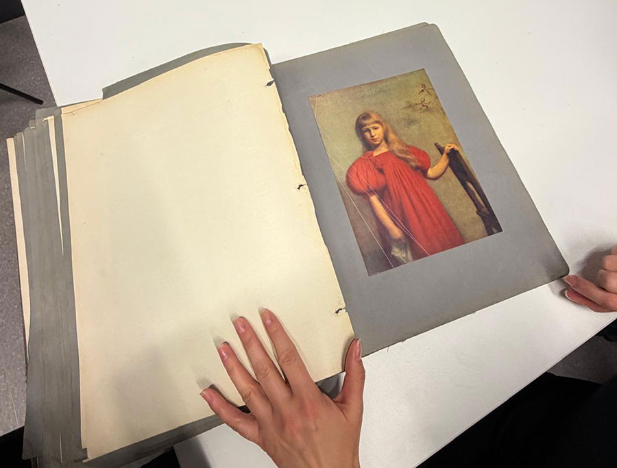 Fotorelacja z wykładu „Manggha” Jasieński – niezwykły kolekcjoner sztuki polskiej i japońskiej (oglądanie zabytkowego albumu malarstwa polskiego)