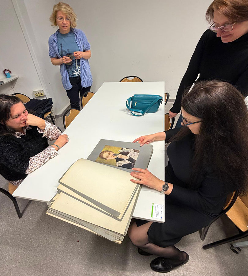 Fotorelacja z wykładu „Manggha” Jasieński – niezwykły kolekcjoner sztuki polskiej i japońskiej (oglądanie zabytkowego albumu malarstwa polskiego)