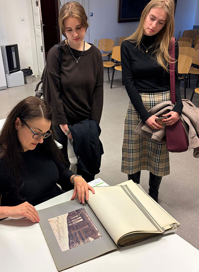 Fotorelacja z wykładu „Manggha” Jasieński – niezwykły kolekcjoner sztuki polskiej i japońskiej (oglądanie zabytkowego albumu malarstwa polskiego)