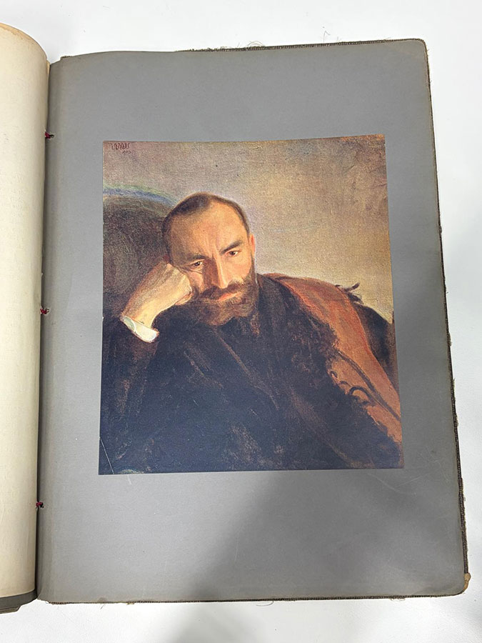 Fotorelacja z wykładu „Manggha” Jasieński – niezwykły kolekcjoner sztuki polskiej i japońskiej (oglądanie zabytkowego albumu malarstwa polskiego)