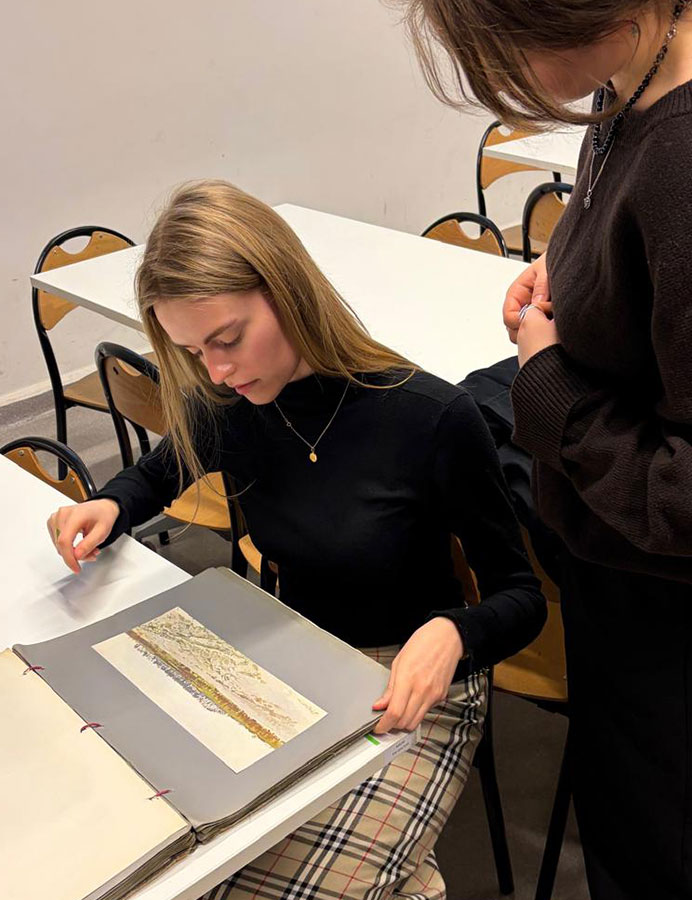 Fotorelacja z wykładu „Manggha” Jasieński – niezwykły kolekcjoner sztuki polskiej i japońskiej (oglądanie zabytkowego albumu malarstwa polskiego)