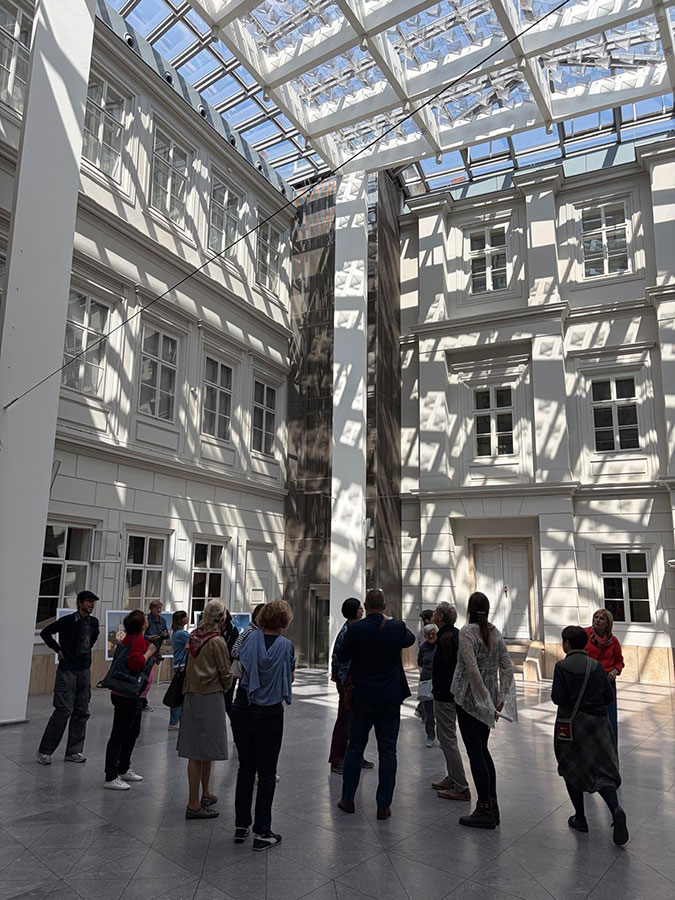 Wycieczka Stowarzyszenia Przyjaciół Muzeum Narodowego we Wrocławiu na wystawę porcelany księcia Sułkowskiego w Bielsku-Białym