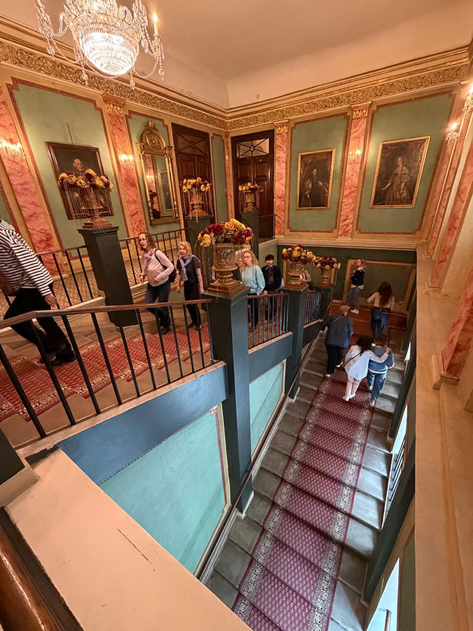 Wycieczka Stowarzyszenia Przyjaciół Muzeum Narodowego we Wrocławiu na wystawę porcelany księcia Sułkowskiego w Bielsku-Białym