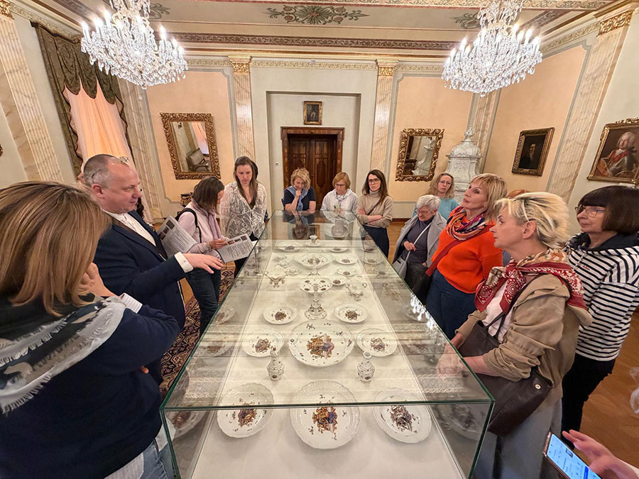 Wycieczka Stowarzyszenia Przyjaciół Muzeum Narodowego we Wrocławiu na wystawę porcelany księcia Sułkowskiego w Bielsku-Białym
