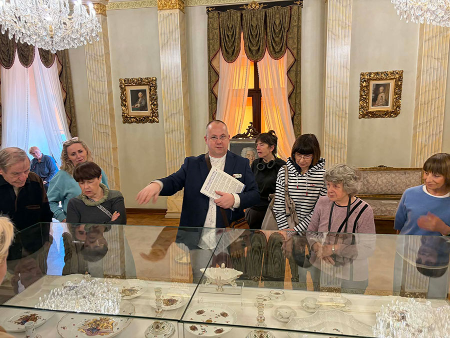 Wycieczka Stowarzyszenia Przyjaciół Muzeum Narodowego we Wrocławiu na wystawę porcelany księcia Sułkowskiego w Bielsku-Białym