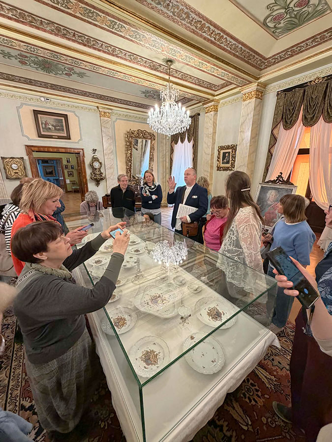 Wycieczka Stowarzyszenia Przyjaciół Muzeum Narodowego we Wrocławiu na wystawę porcelany księcia Sułkowskiego w Bielsku-Białym