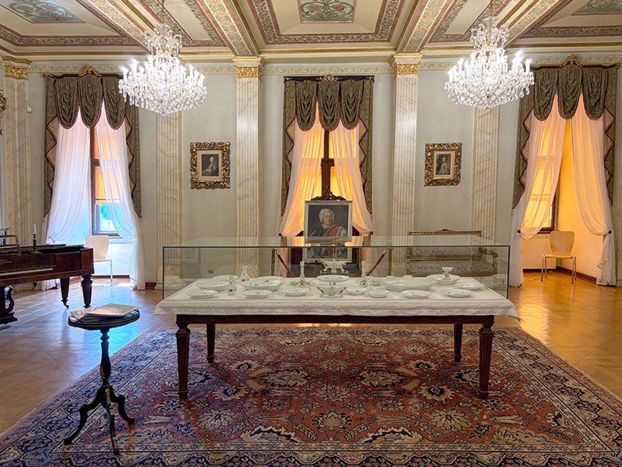 Wycieczka Stowarzyszenia Przyjaciół Muzeum Narodowego we Wrocławiu na wystawę porcelany księcia Sułkowskiego w Bielsku-Białym