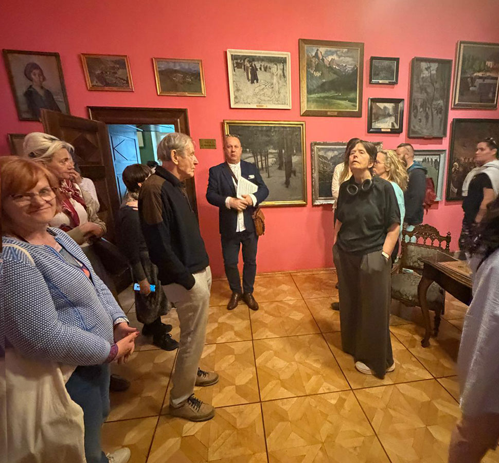 Wycieczka Stowarzyszenia Przyjaciół Muzeum Narodowego we Wrocławiu na wystawę porcelany księcia Sułkowskiego w Bielsku-Białym