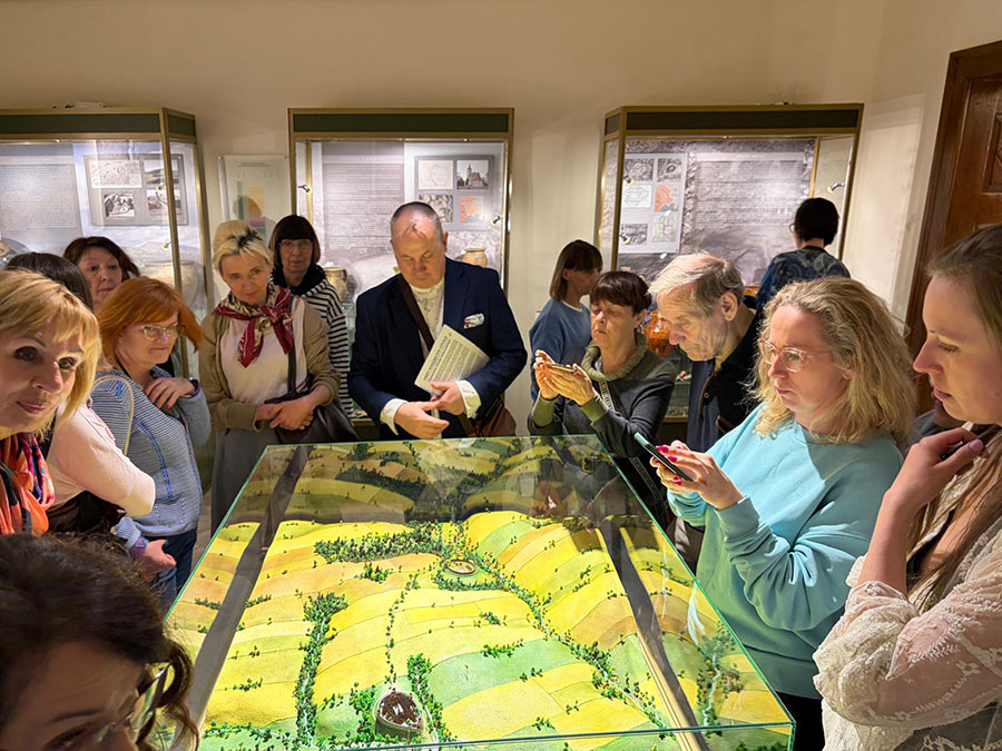 Wycieczka Stowarzyszenia Przyjaciół Muzeum Narodowego we Wrocławiu na wystawę porcelany księcia Sułkowskiego w Bielsku-Białym