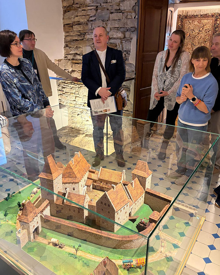 Wycieczka Stowarzyszenia Przyjaciół Muzeum Narodowego we Wrocławiu na wystawę porcelany księcia Sułkowskiego w Bielsku-Białym