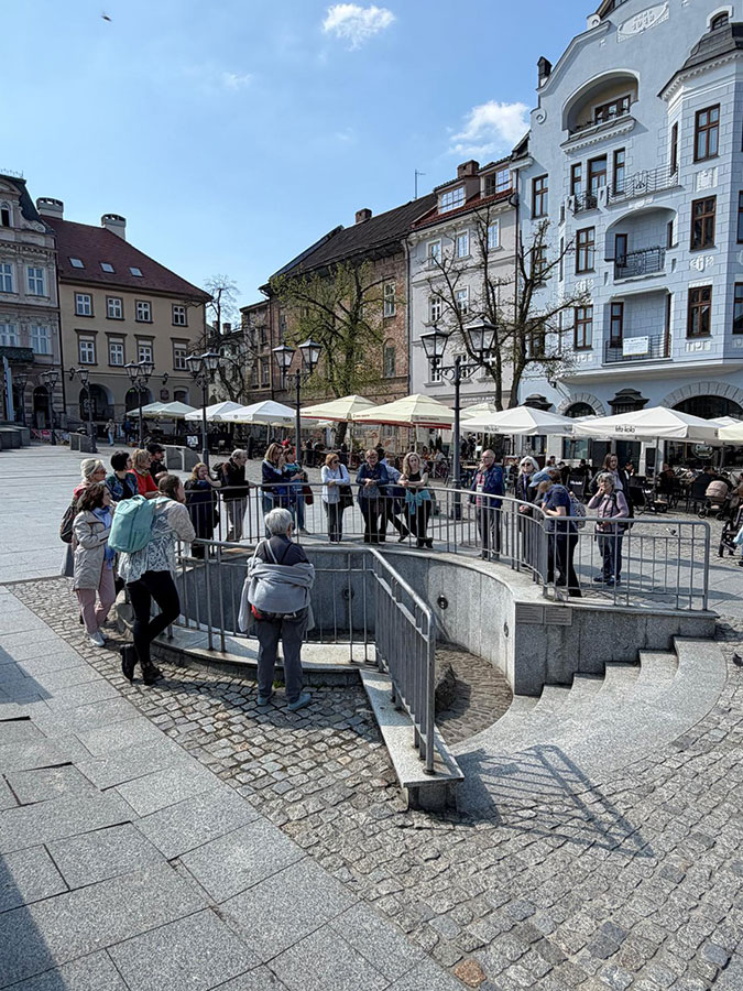 Wycieczka Stowarzyszenia Przyjaciół Muzeum Narodowego we Wrocławiu na wystawę porcelany księcia Sułkowskiego w Bielsku-Białym