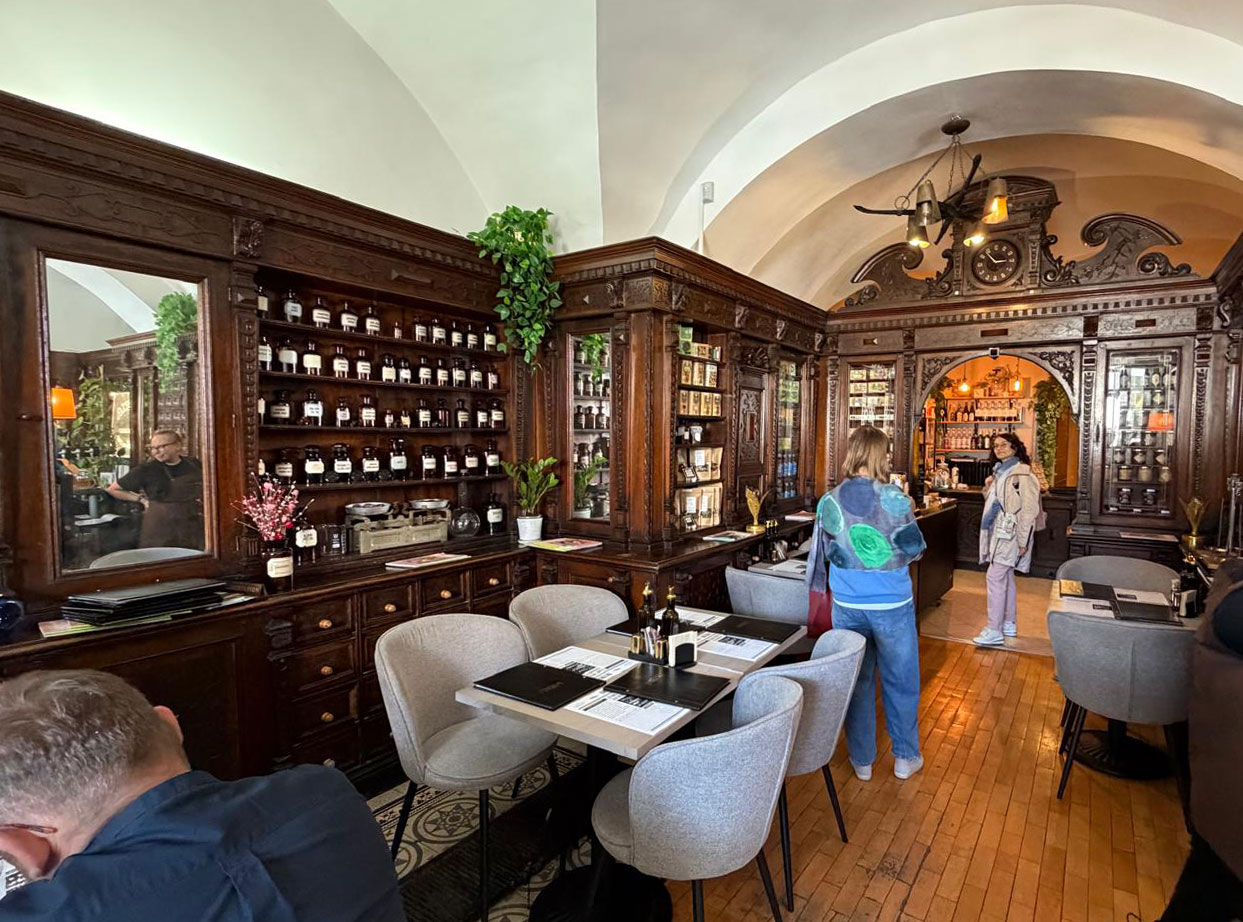 Wycieczka Stowarzyszenia Przyjaciół Muzeum Narodowego we Wrocławiu na wystawę porcelany księcia Sułkowskiego w Bielsku-Białym