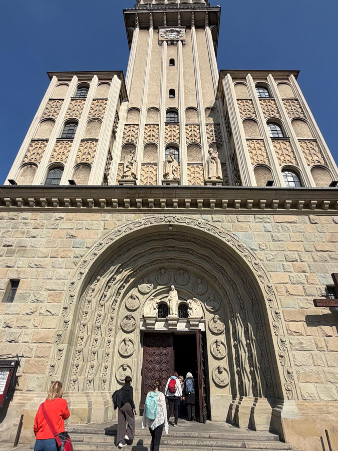 Wycieczka Stowarzyszenia Przyjaciół Muzeum Narodowego we Wrocławiu na wystawę porcelany księcia Sułkowskiego w Bielsku-Białym