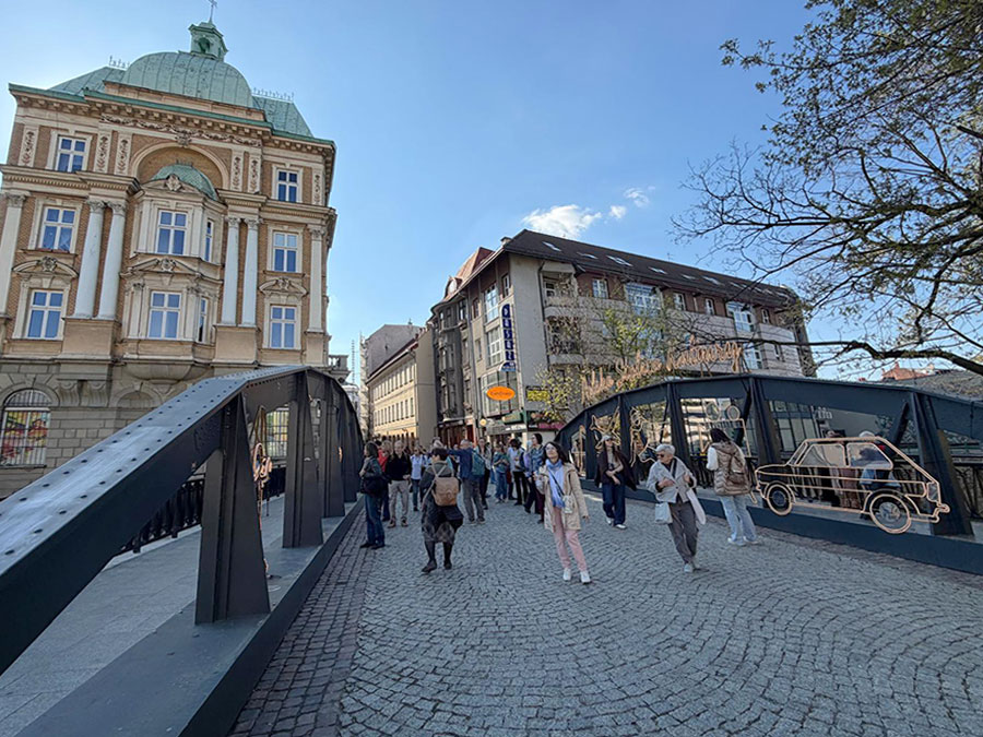 Wycieczka Stowarzyszenia Przyjaciół Muzeum Narodowego we Wrocławiu na wystawę porcelany księcia Sułkowskiego w Bielsku-Białym
