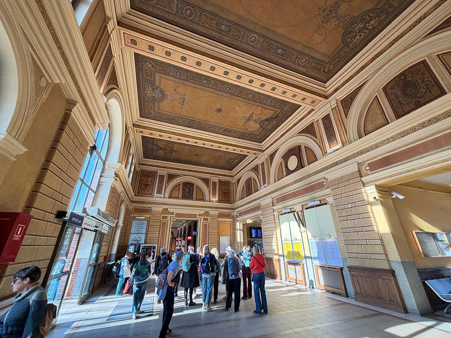 Wycieczka Stowarzyszenia Przyjaciół Muzeum Narodowego we Wrocławiu na wystawę porcelany księcia Sułkowskiego w Bielsku-Białym