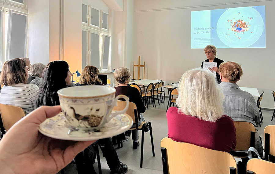 Wykład „Historia zaklęta-w-porcelanie” – fotorelacja ze spotkania w ramach cyklu „Czwartki w Przyjaciółmi”