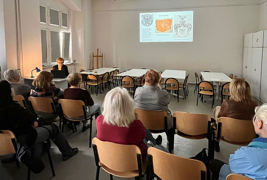 Wykład „Historia zaklęta-w-porcelanie” – fotorelacja ze spotkania w ramach cyklu „Czwartki w Przyjaciółmi”