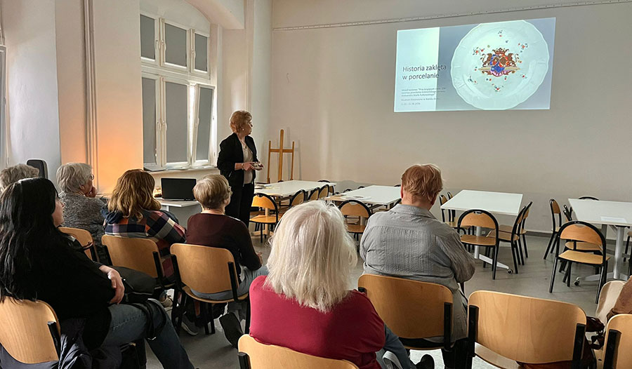 Wykład „Historia zaklęta-w-porcelanie” – fotorelacja ze spotkania w ramach cyklu „Czwartki w Przyjaciółmi”