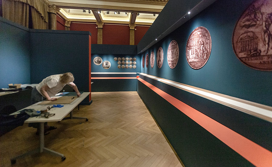 Przygotowania do wystawy „Medalierstwo z lat 1700–1799 w zbiorach Muzeum Narodowego we Wrocławiu”