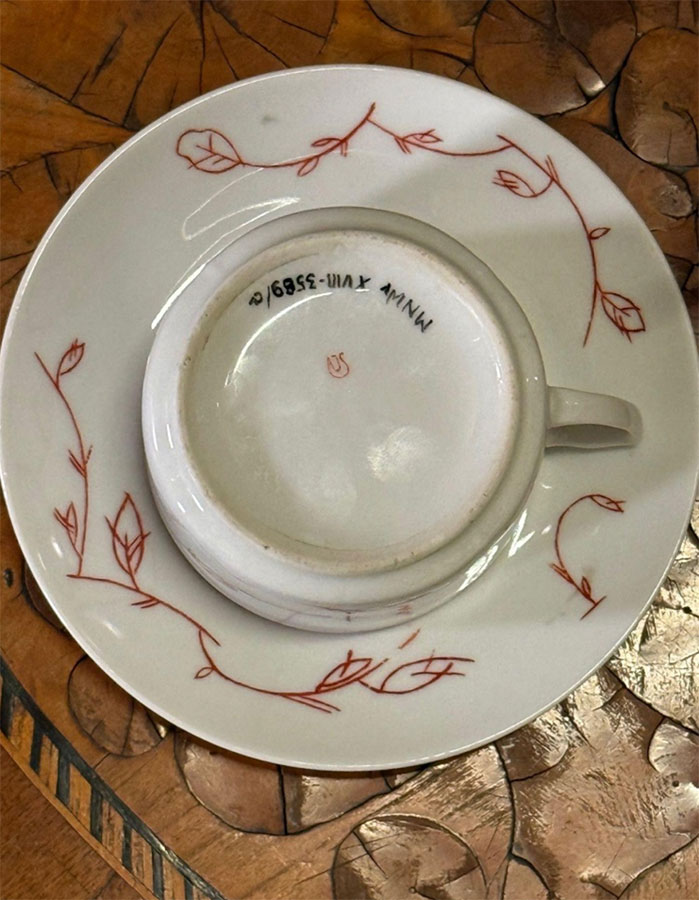 Filiżanka sygnowana na odwrociu monogramem „AJS” – od imion Adama i Janiny Steinbornów