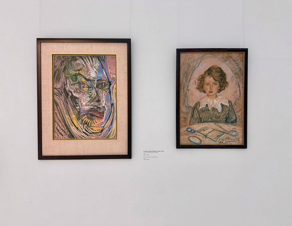 Portrety autorstwa Witkacego na wystawie w Pawilonie Czterech Kopuł: po lewej: Portret Michała Choromańskiego (1929), po prawej: Portret sześcioletniej Bożenki Steinborn (1936)