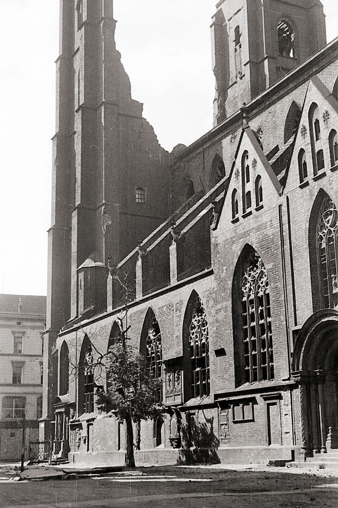 Uszkodzony po II wojnie światowej kościół Marii Magdaleny we Wrocławiu