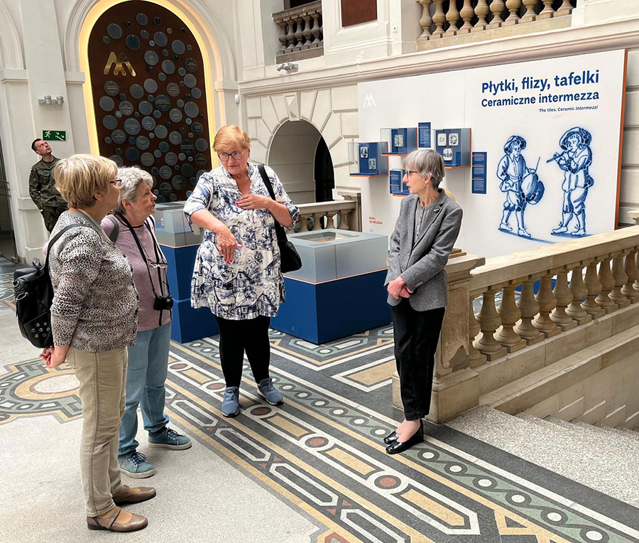 Oprowadzanie kuratorskie po wystawie „Płytki, flizy, tafelki. Ceramiczne intermezza”