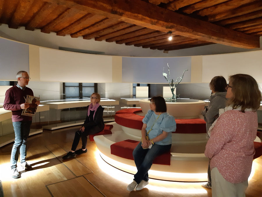 „Ogród wypowiedzianych słów” – fotorelacja z oprowadzania w Muzeum Pana Tadeusza dla Stowarzyszenia Przyjaciół Muzeum Narodowego we Wrocławiu