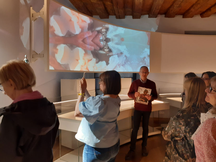 „Ogród wypowiedzianych słów” – fotorelacja z oprowadzania w Muzeum Pana Tadeusza dla Stowarzyszenia Przyjaciół Muzeum Narodowego we Wrocławiu