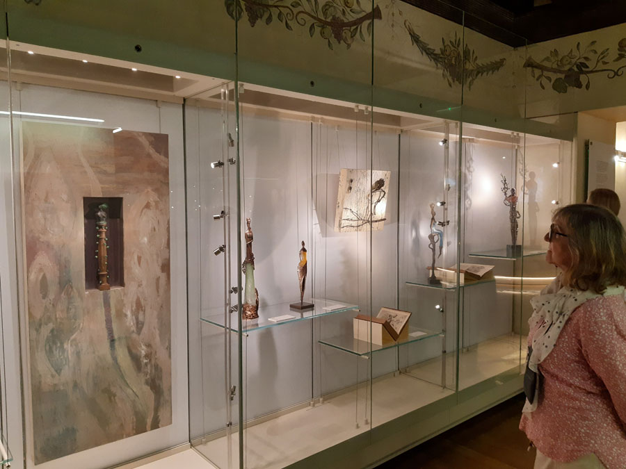 „Ogród wypowiedzianych słów” – fotorelacja z oprowadzania w Muzeum Pana Tadeusza dla Stowarzyszenia Przyjaciół Muzeum Narodowego we Wrocławiu