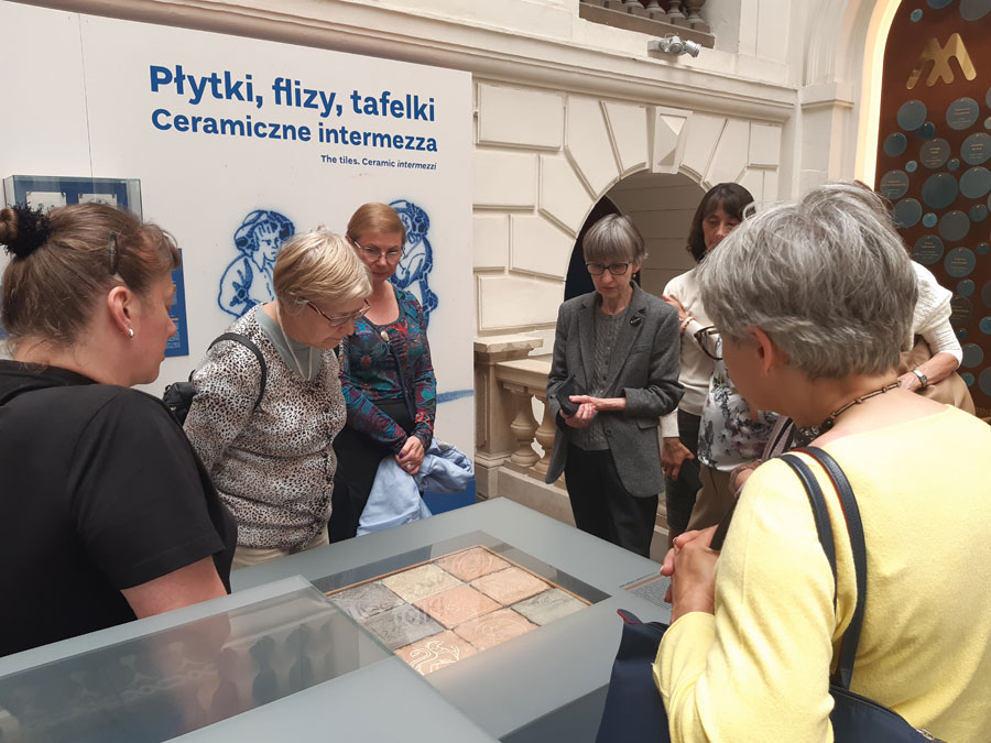 Oprowadzanie kuratorskie po wystawie „Płytki, flizy, tafelki. Ceramiczne intermezza”