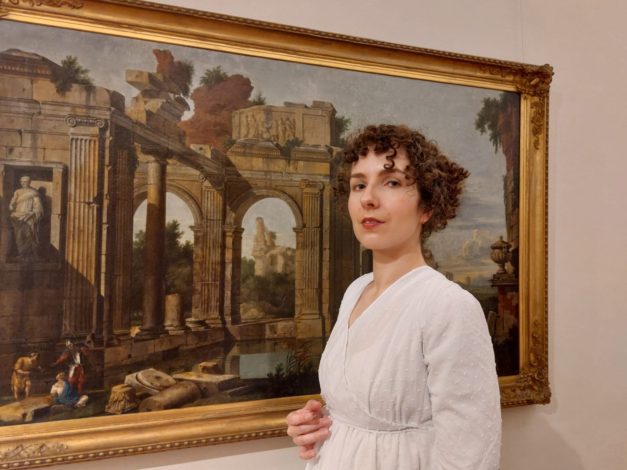 Anna Prorok w sukni empire. Oprowadzanie w kostiumie z epoki.