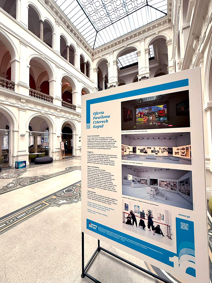 Tablice jubileuszowe Pawilonu Czterech Kopuł w holu Muzeum Narodowego we Wrocławiu