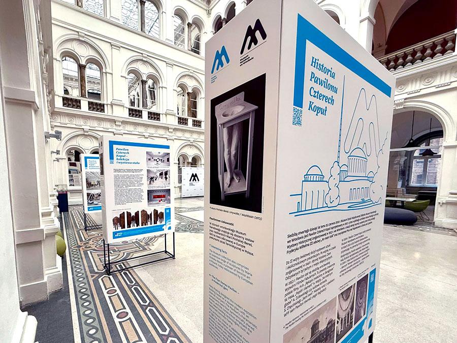 Tablice jubileuszowe Pawilonu Czterech Kopuł w holu Muzeum Narodowego we Wrocławiu