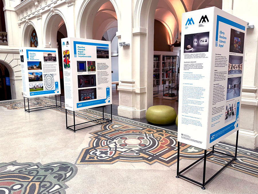 Tablice jubileuszowe Pawilonu Czterech Kopuł w holu Muzeum Narodowego we Wrocławiu