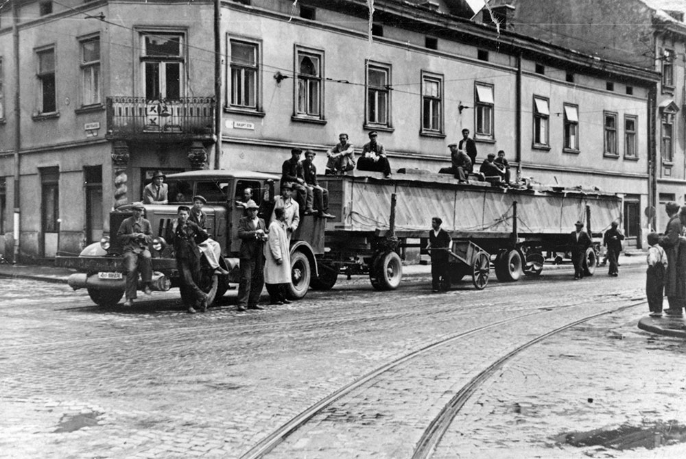 Transport skrzyni z malowidłem „Panoramy Racławickiej” we Lwowie w 1944 r.