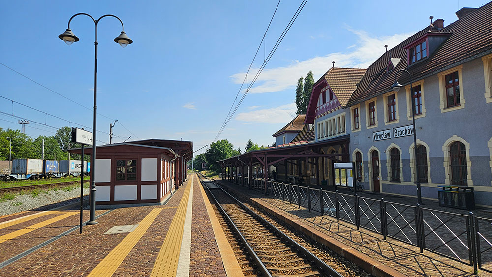 Stacja kolejowa Wrocław-Brochów, budynek stacyjny i tory