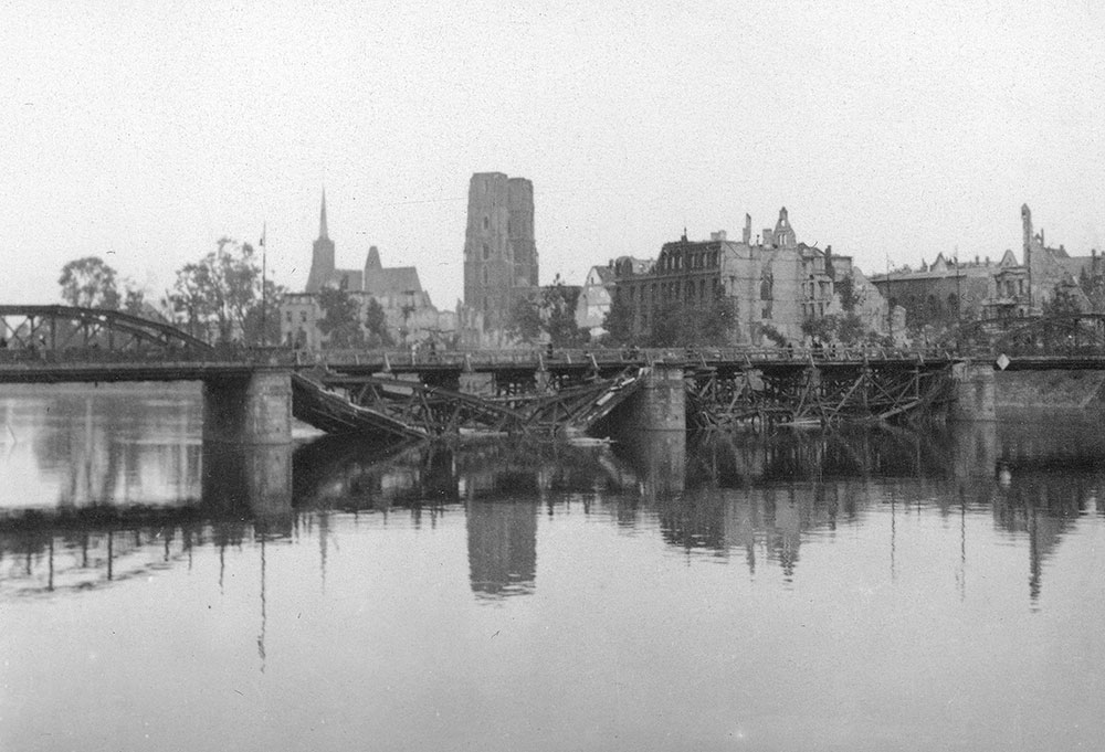 Widok na Most Lessinga i Ostrów Tumski we Wrocławiu, 1945–1947